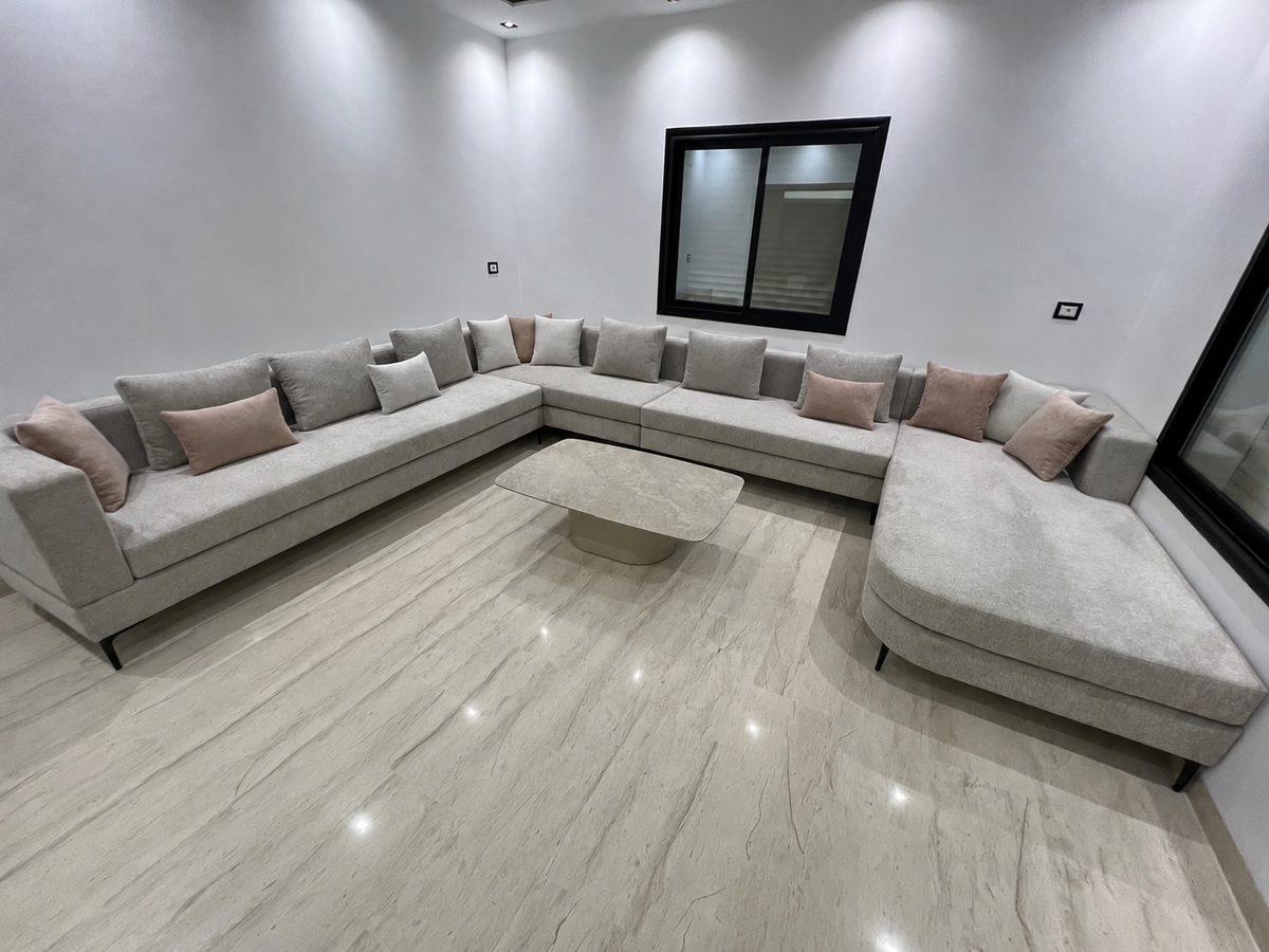 Salon sur mesure avec table basse réalisé pour Yassine à Sfax